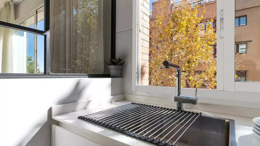 Cocina Santos blanca y madera en paralelo