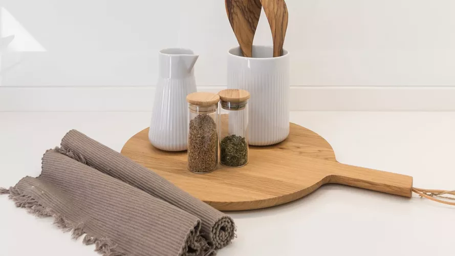 Cocina Santos blanca y madera en paralelo