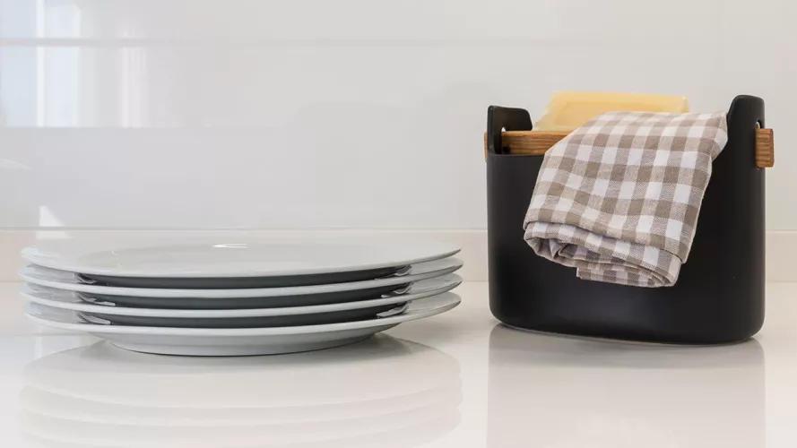 Cocina Santos blanca y madera en paralelo