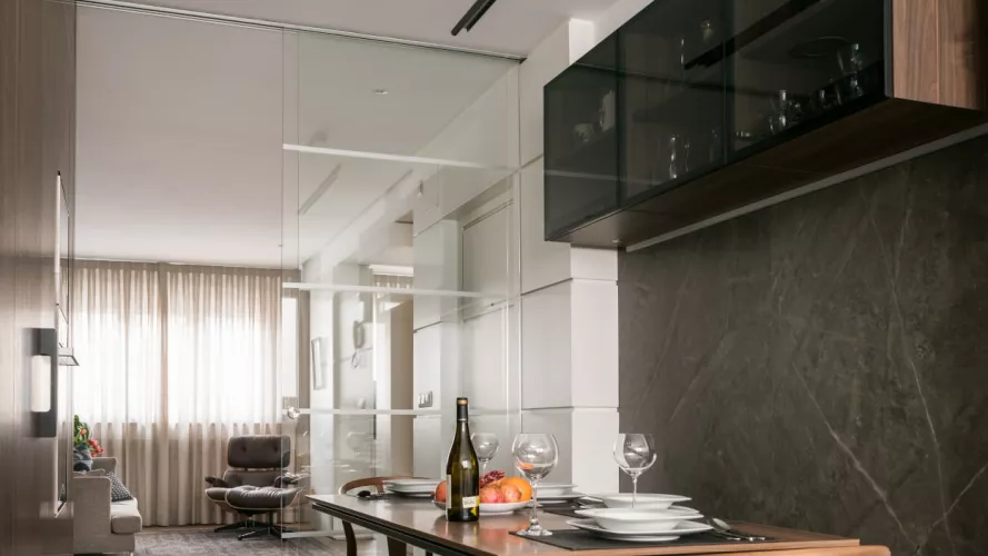 Cocina Santos blanca y madera semiabierta al salón