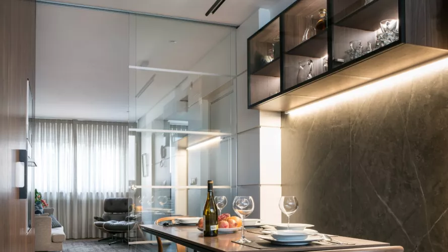 Cocina Santos blanca y madera semiabierta al salón