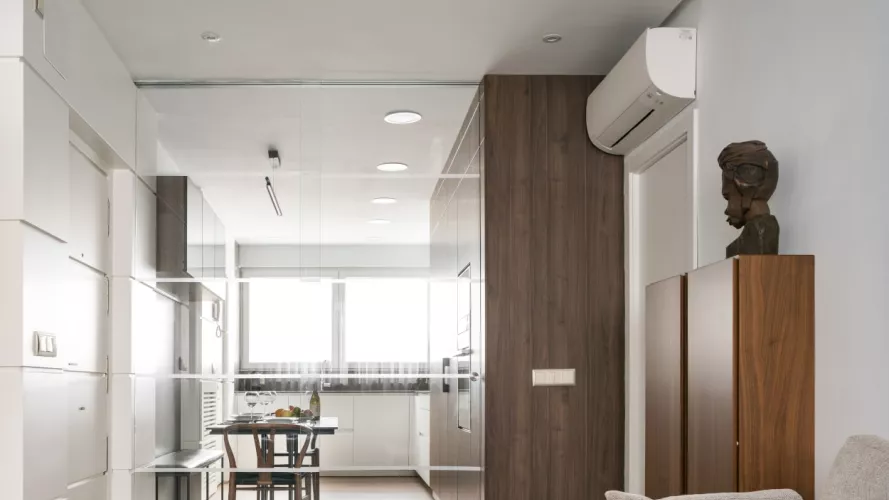 Cocina Santos blanca y madera semiabierta al salón