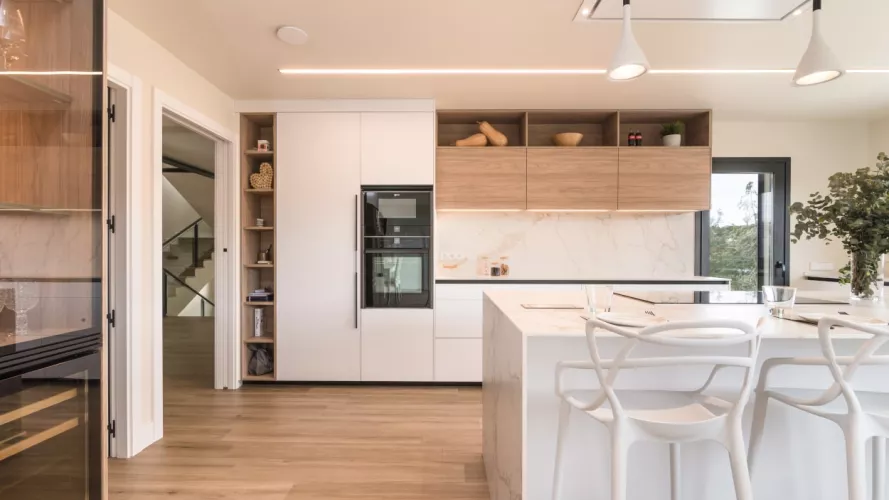 Cocina Santos blanca y olmo claro