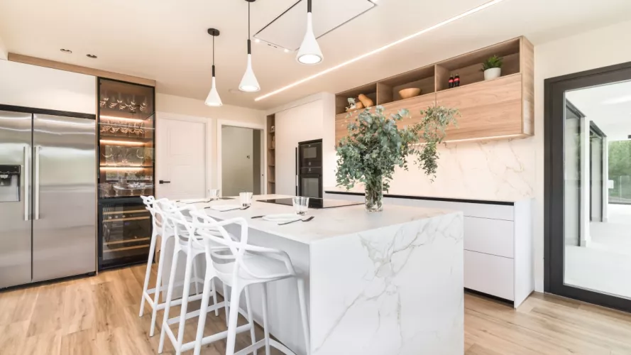 Cocina Santos blanca y olmo claro con isla central