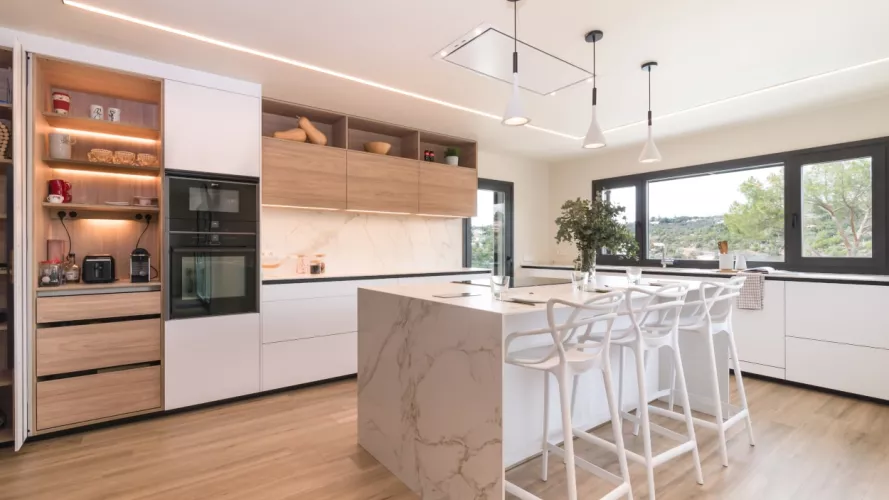 Cocina Santos blanca y olmo claro con isla y desayunador