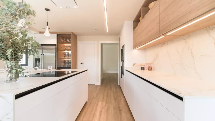 Cocina Santos blanca y olmo claro