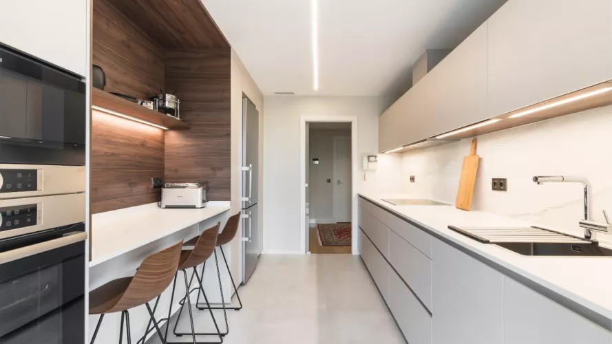 Cocina Santos cashmere en paralelo con desayunador en nogal