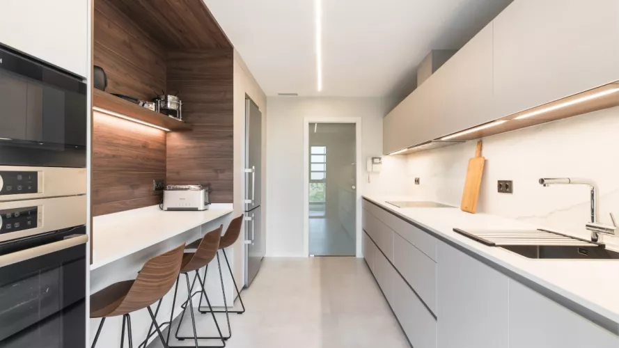 Cocina Santos cashmere en paralelo con desayunador