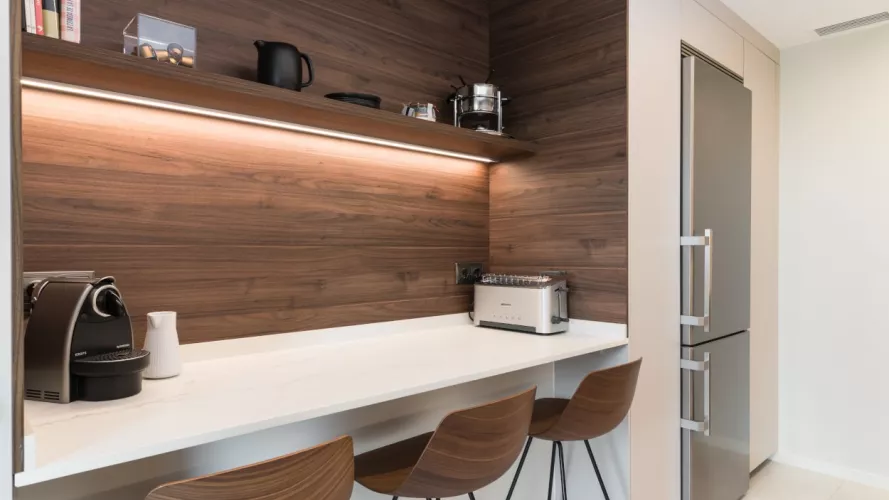 Cocina Santos cashmere frente con desayunador en nogal