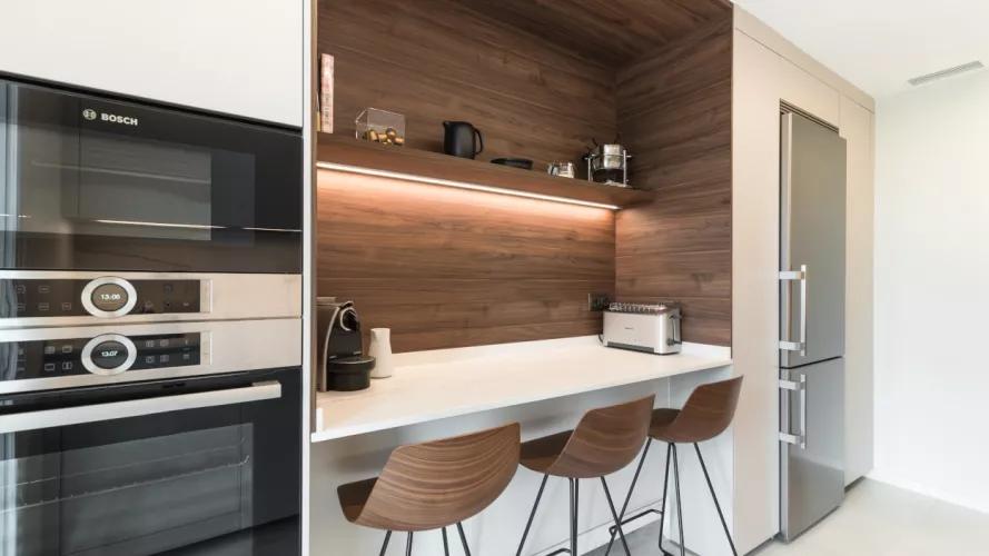 Cocina Santos cashmere frente con desayunador y dos columnas