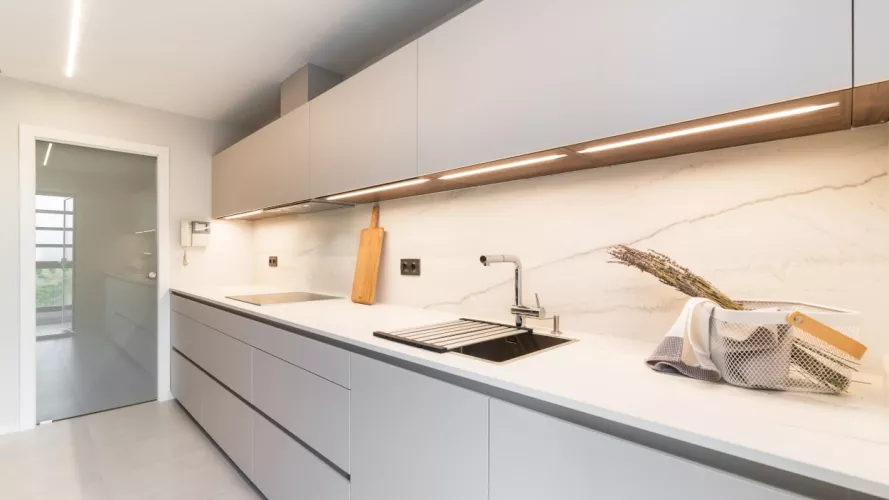 Cocina Santos cashmere frente muebles altos y bajos y encimera porcelánica