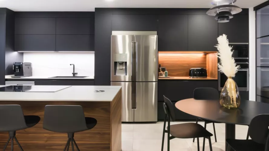 Cocina Santos con isla negra y nogal