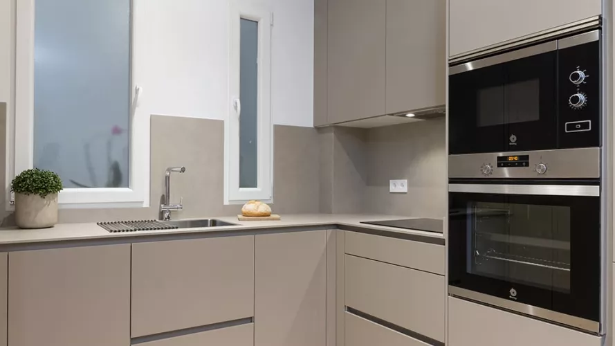 Cocina Santos gris arena columnas