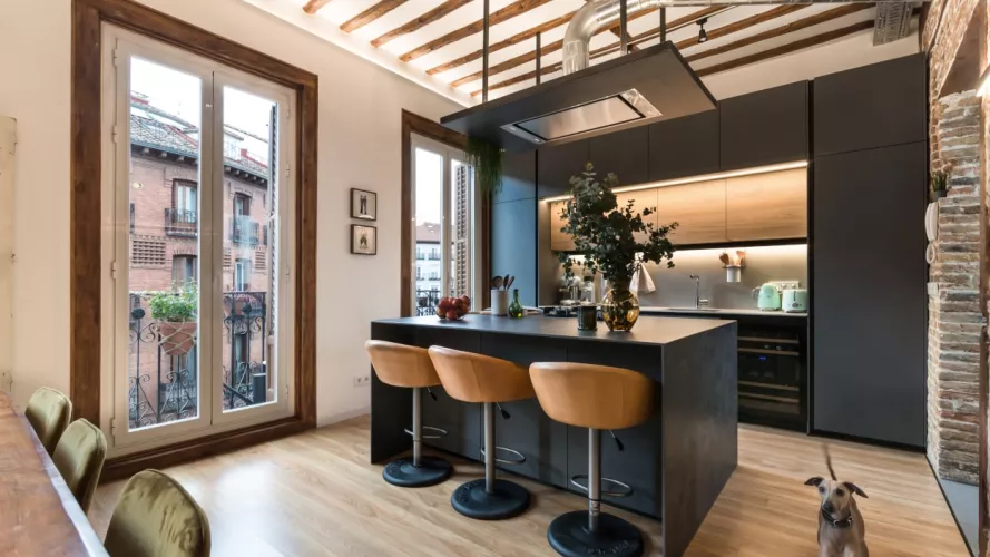 Cocina Santos gris con isla central abierta al salón