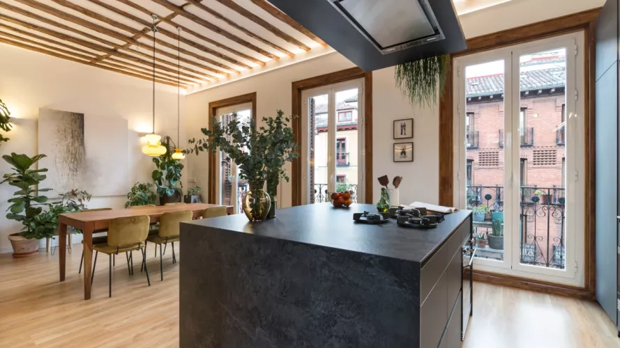 Cocina Santos gris con isla central abierta al salón