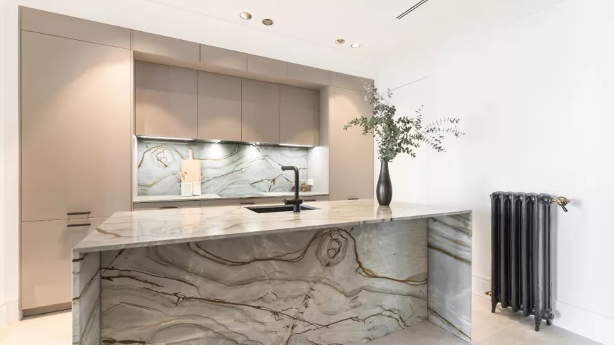 Cocina Santos gris con isla y encimera cuarcita