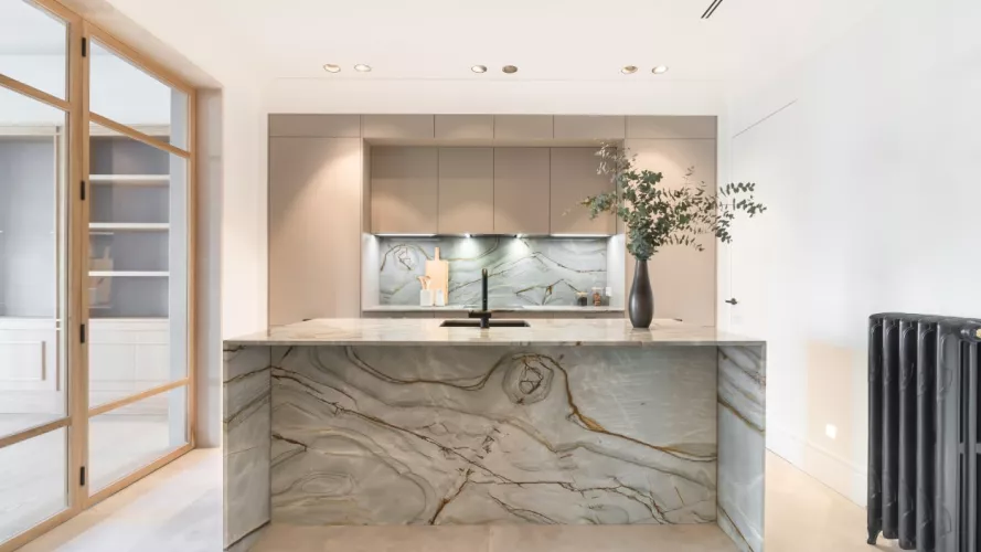 Cocina Santos gris con isla y encimera cuarcita