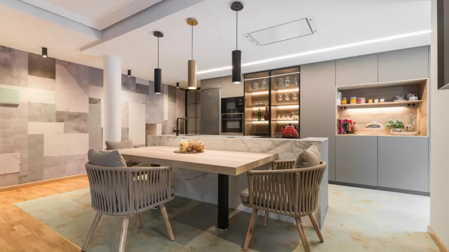 Cocina Santos gris con isla y mesa
