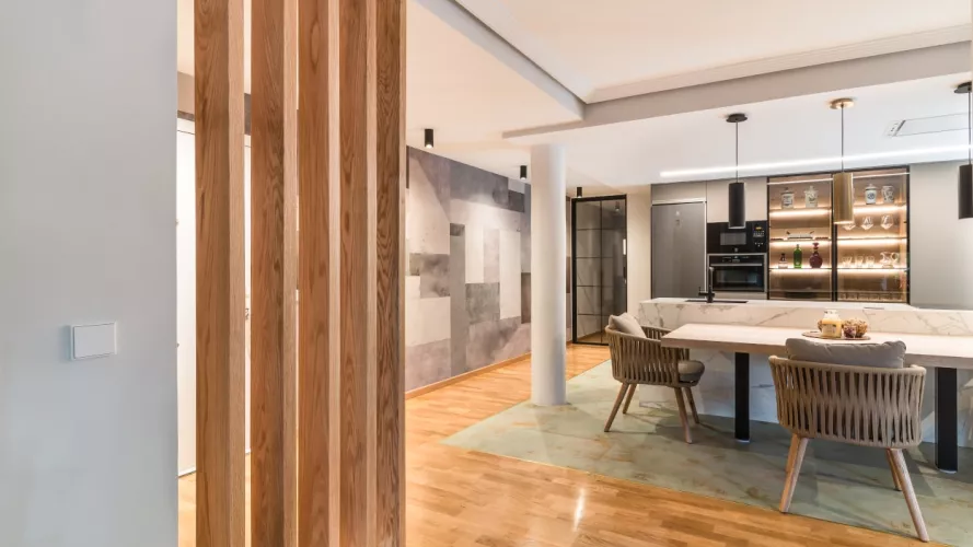 Cocina Santos gris con isla y mesa