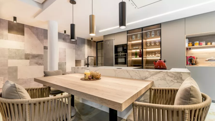 Cocina Santos gris con isla y mesa