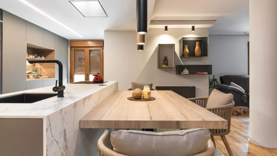 Cocina Santos gris con isla y mesa