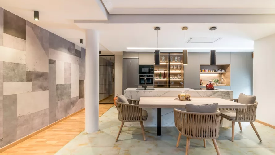 Cocina Santos gris con mesa y sillas Kave Home