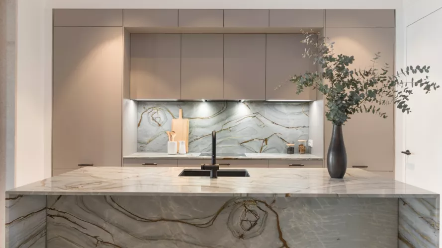 Cocina Santos gris con encimera Rarestone