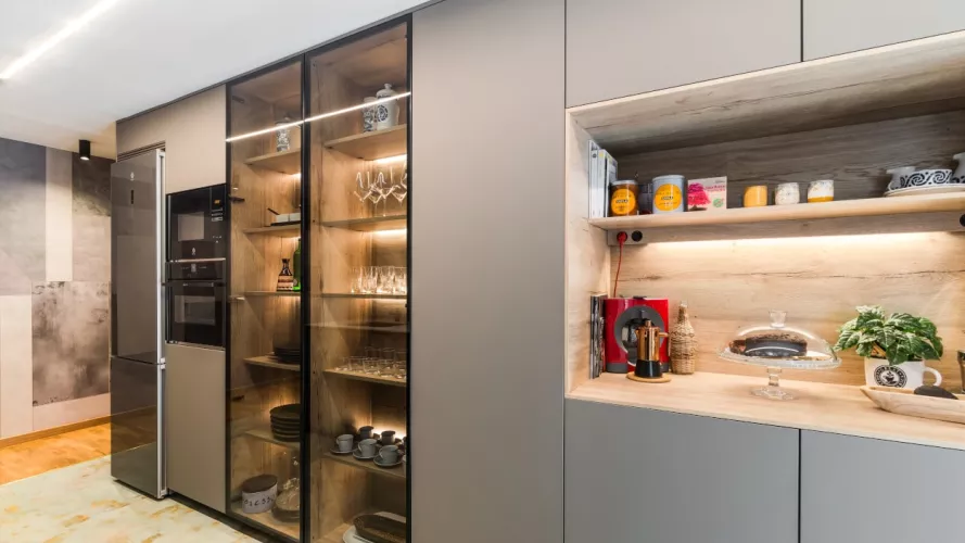 Cocina Santos gris frente columnas, vitrina y desayunador