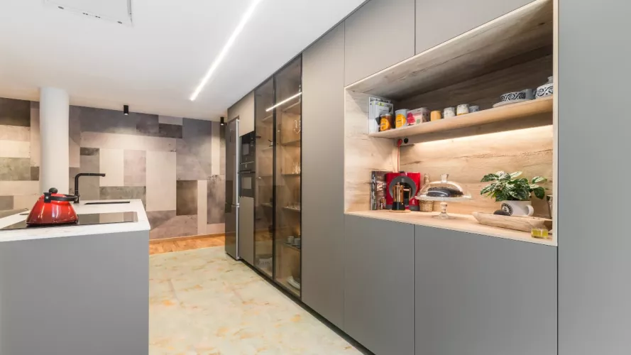 Cocina Santos gris frente columnas