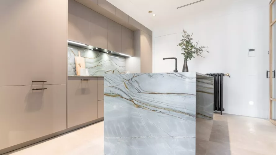 Cocina Santos gris frente de muebles isla central