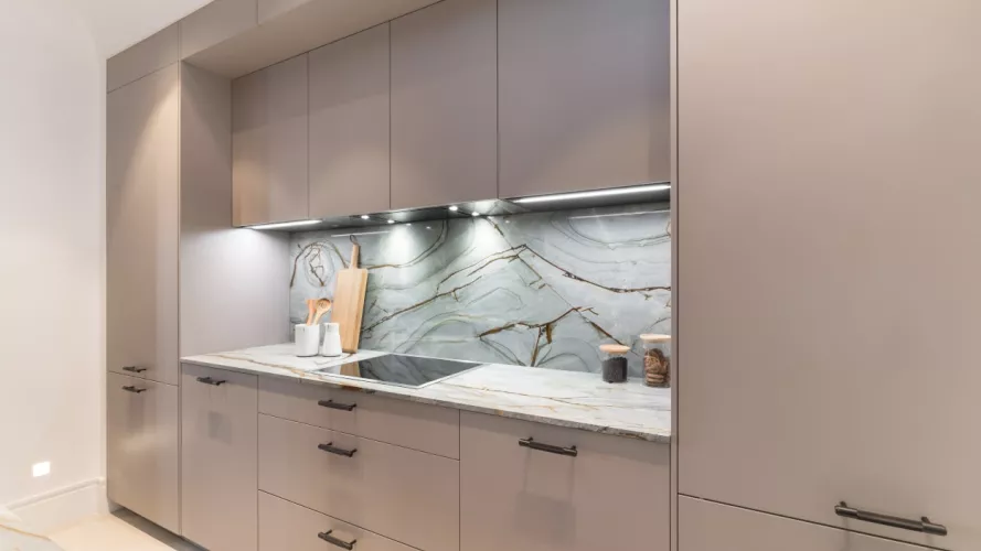 Cocina Santos gris frente con muebles bajos, altos y columnas