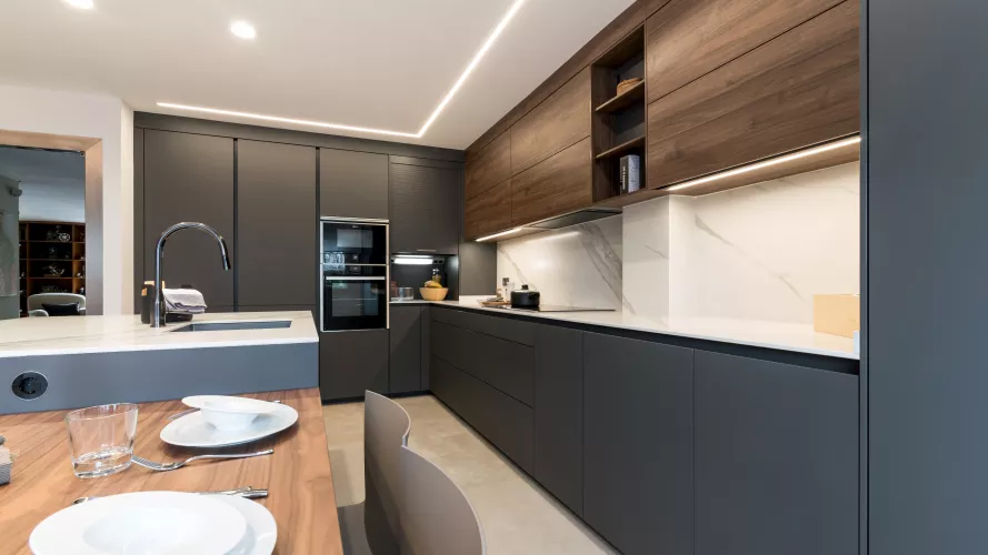 Cocina Santos gris y nogal con isla