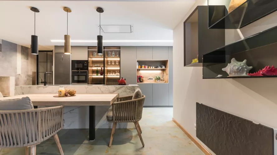 Cocina Santos gris con sillas Kave Home