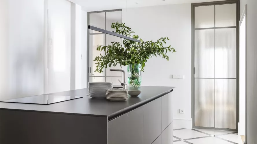 Cocina Santos Serie Fine en Gris Visón con isla central y encimera Silk de Inalco