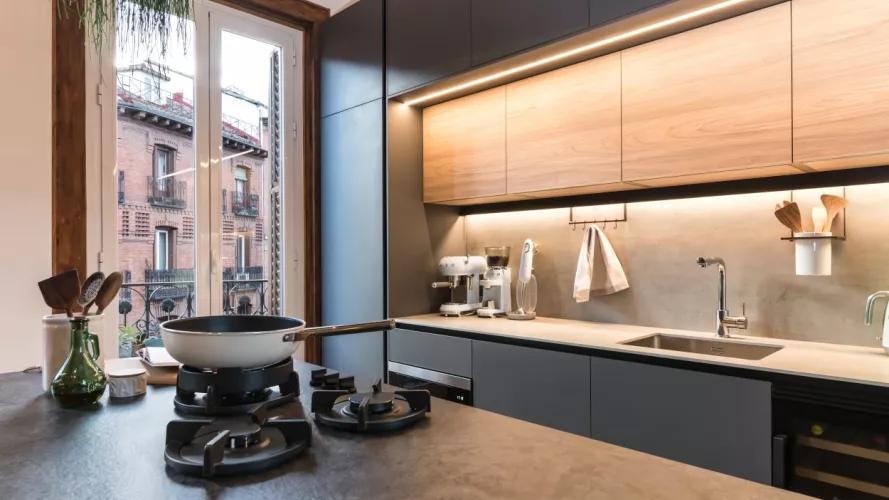 Cocina Santos gris y olmo con fuegos integrados en isla central