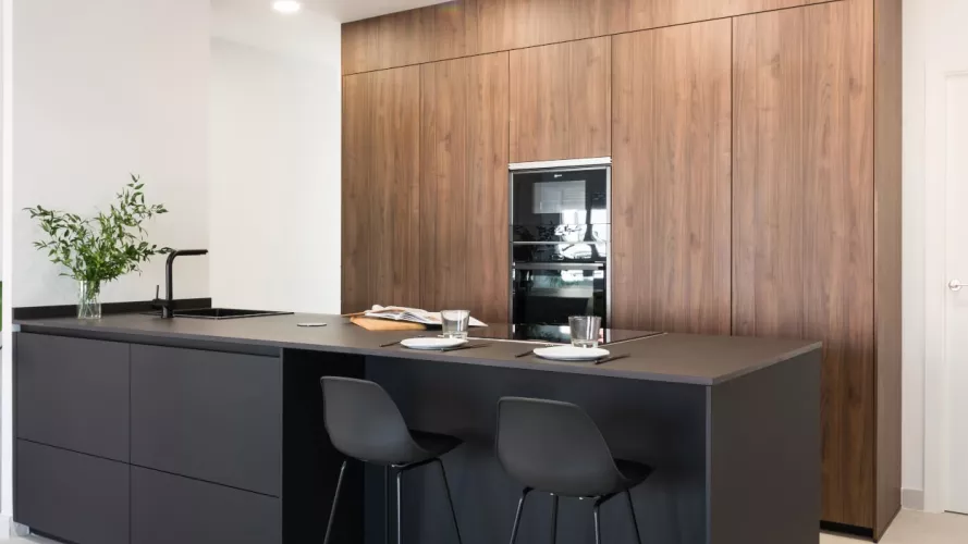 Cocina Santos isla negra y frente columnas nogal