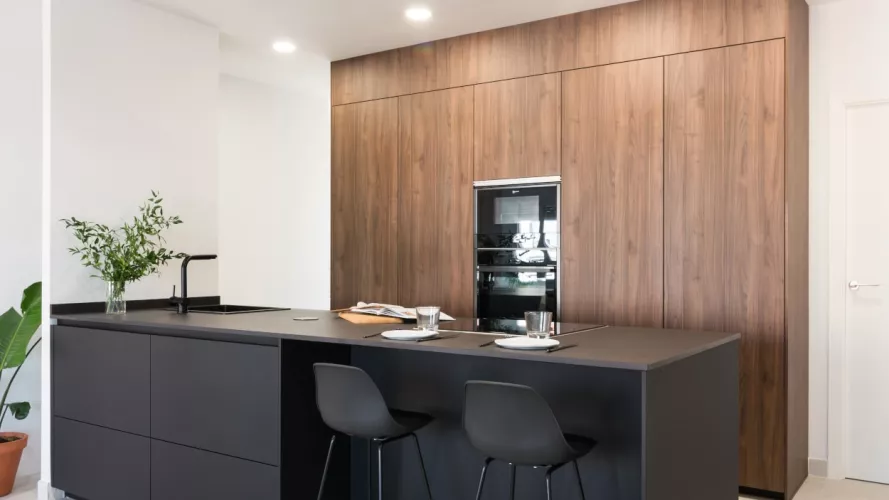 Cocina Santos isla negra y frente columnas nogal