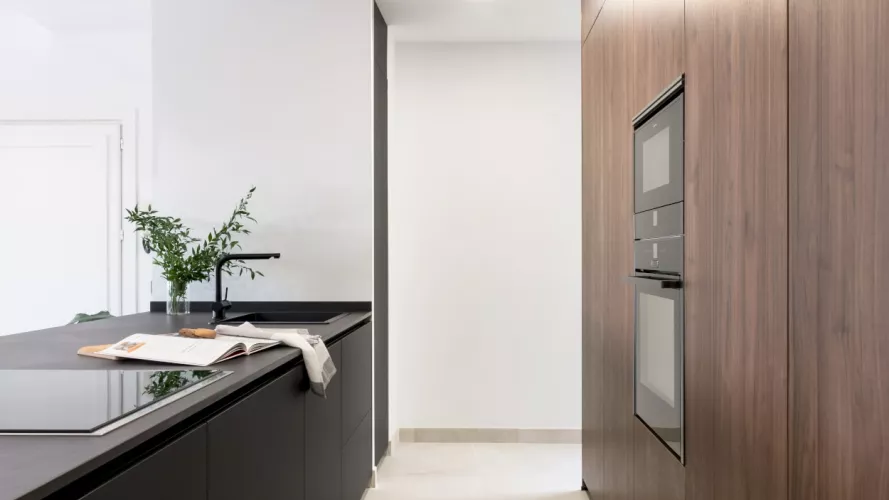 Cocina Santos isla negra y frente columnas nogal