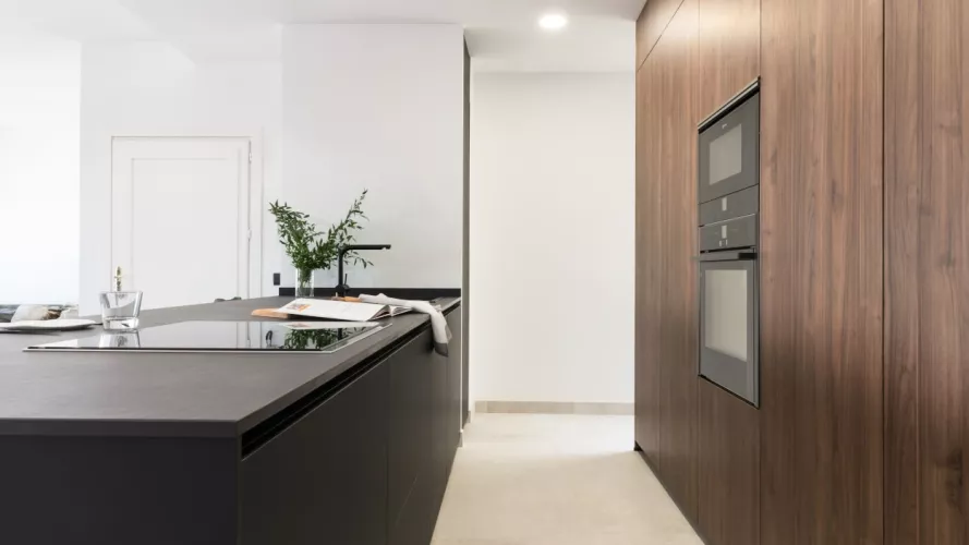 Cocina Santos isla negra y frente columnas nogal