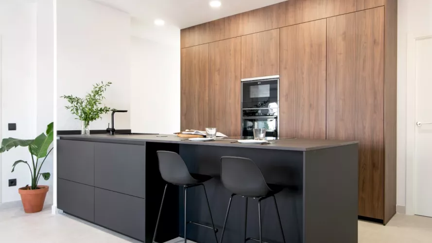 Cocina Santos isla negra y frente nogal