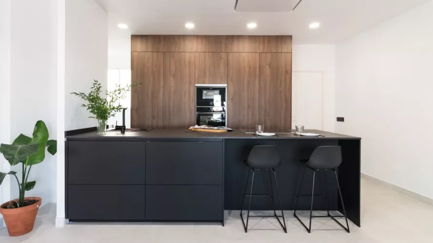 Cocina Santos isla negra y frente nogal