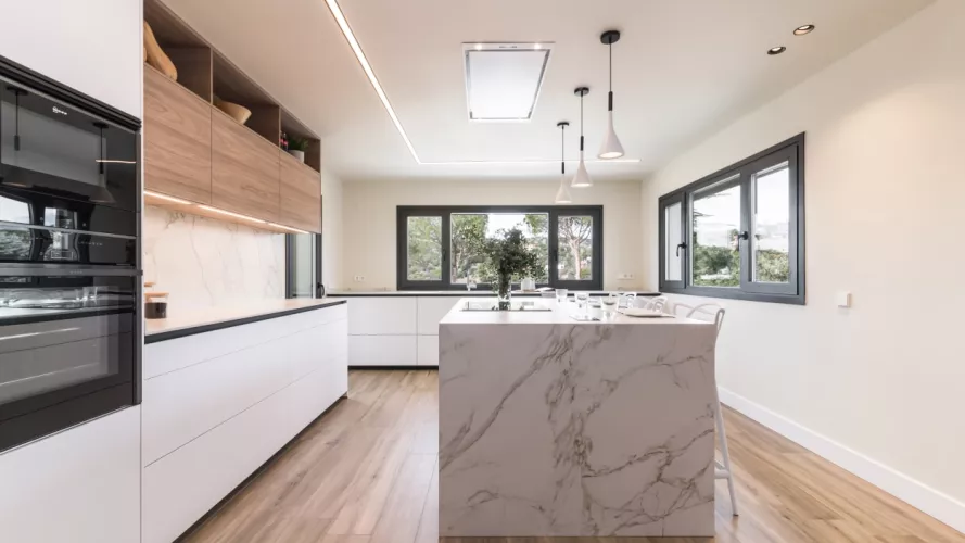 Cocina Santos con muebles altos, bajos y columnas