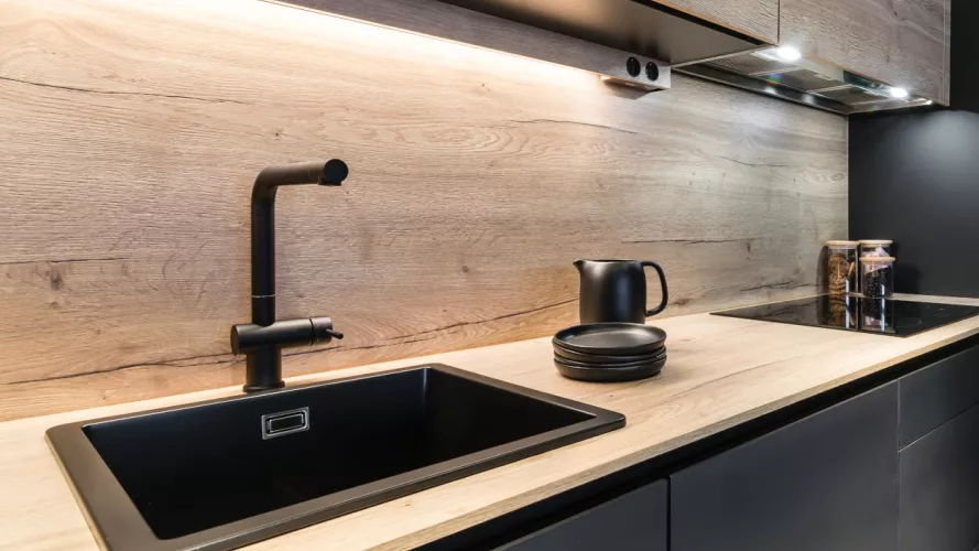 Cocina Santos negra con encimera color roble