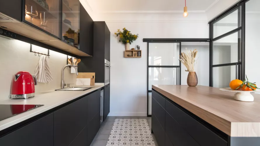 Cocina Santos negra con puertas correderas cristal