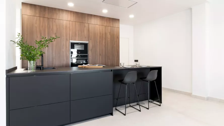 Cocina Santos negra y nogal con isla