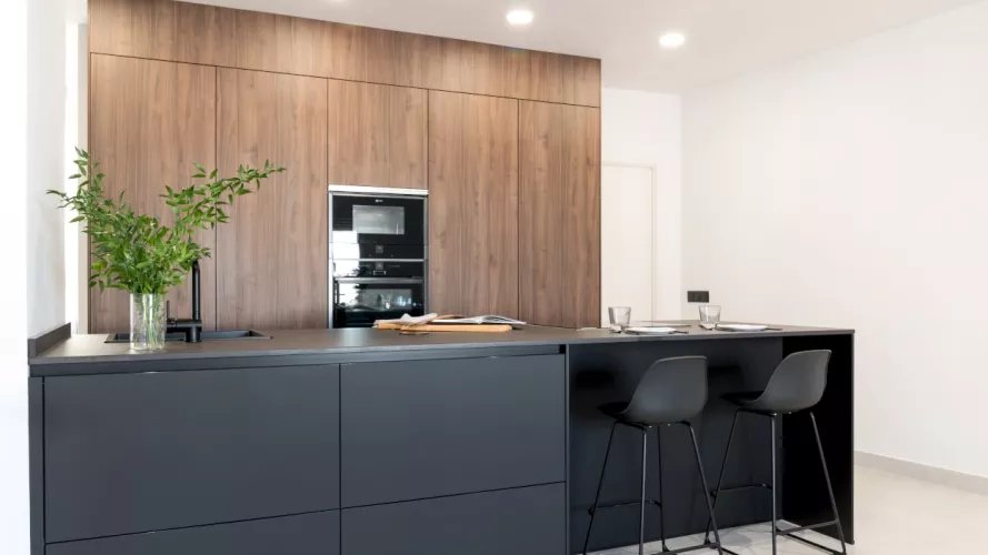 Cocina Santos negra y nogal con isla