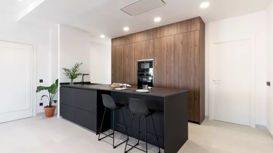 Cocina Santos negra y nogal con isla