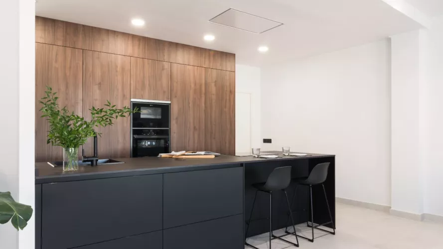 Cocina Santos negra y nogal con isla