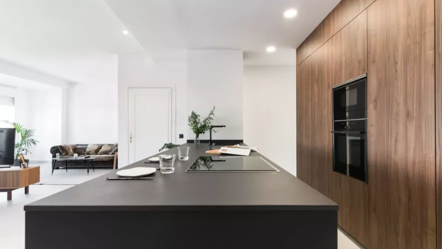 Cocina Santos negra y nogal con isla abierta al salón
