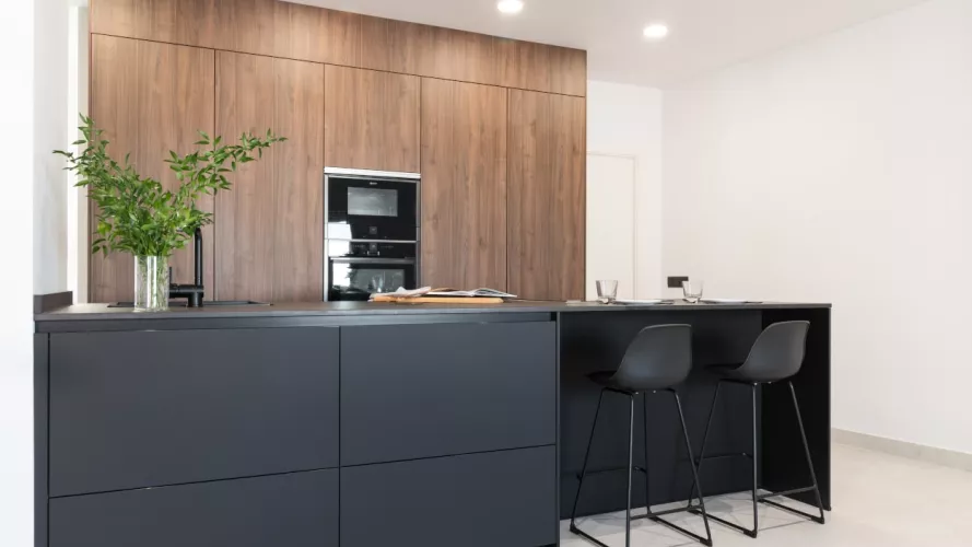 Cocina Santos negra y nogal con isla y zona barra